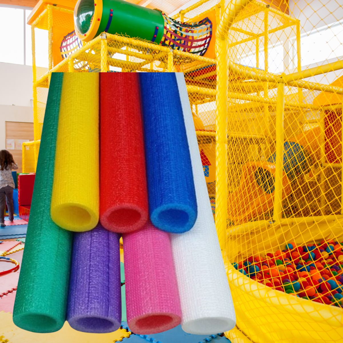 Isotubos coloridos para pula-pula em cenário de playground
