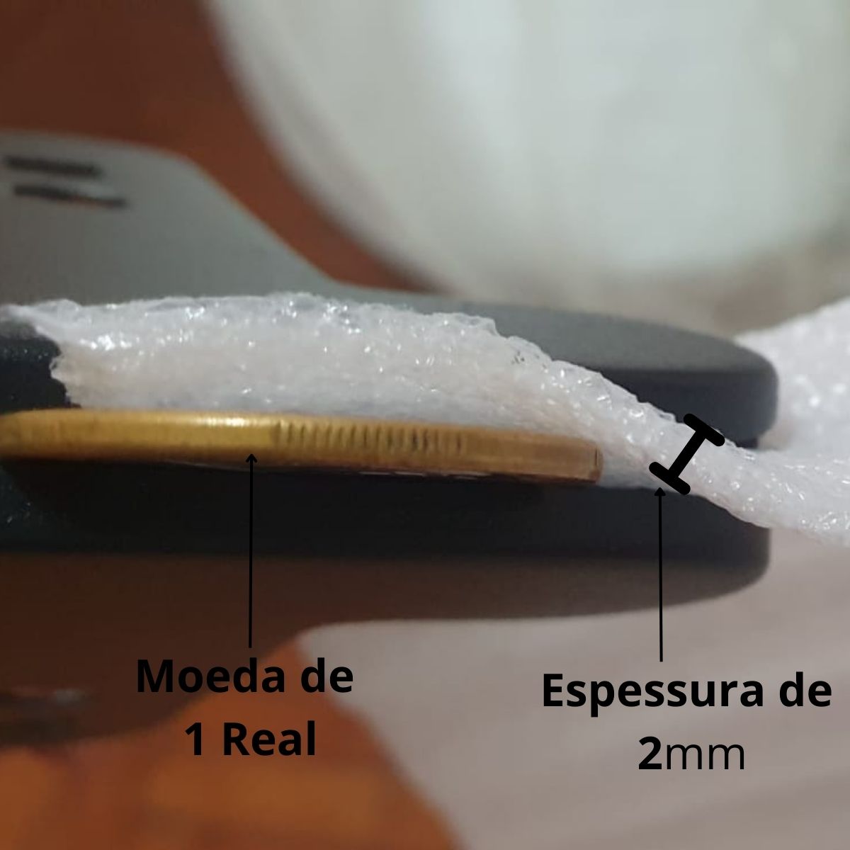 Manta de polietileno 2mm comparada com moeda de 1 real