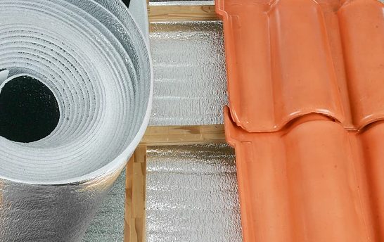 Manta térmica aluminizada aplicada como subcobertura sob telhas cerâmicas